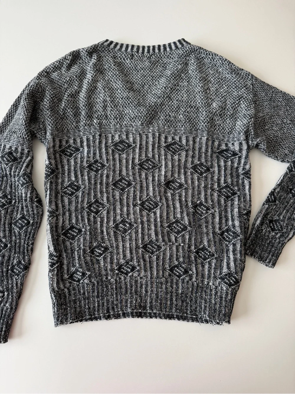 Aspetuck Trading Co. Men's Grey Patterned V-Neck Sweater- Medium